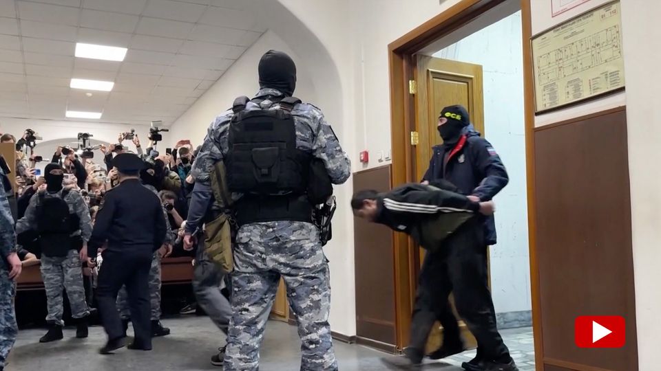 Bezirksgericht in Moskau: Mutmaßlich gefolterte Tatverdächtige werden vorgeführt