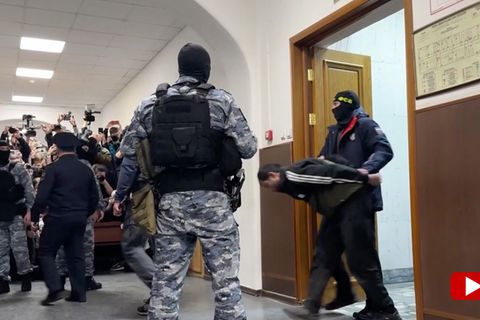 Bezirksgericht in Moskau: Mutmaßlich gefolterte Tatverdächtige werden vorgeführt