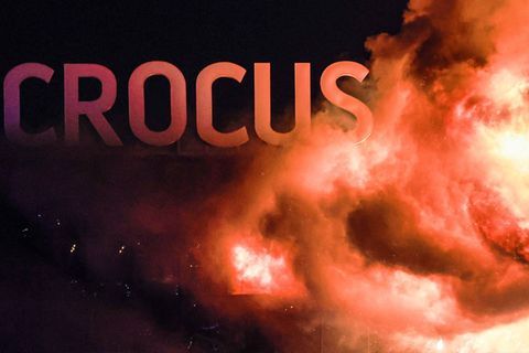 Nach einem Terroranschlag steigt Rauch über der Crocus City Hall in Krasnogorsk auf