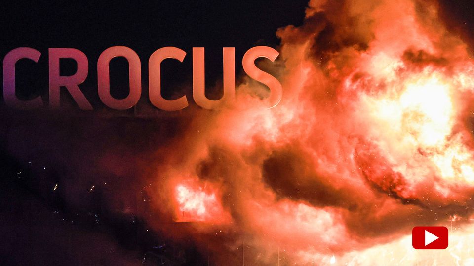Nach einem Terroranschlag steigt Rauch über der Crocus City Hall in Krasnogorsk auf