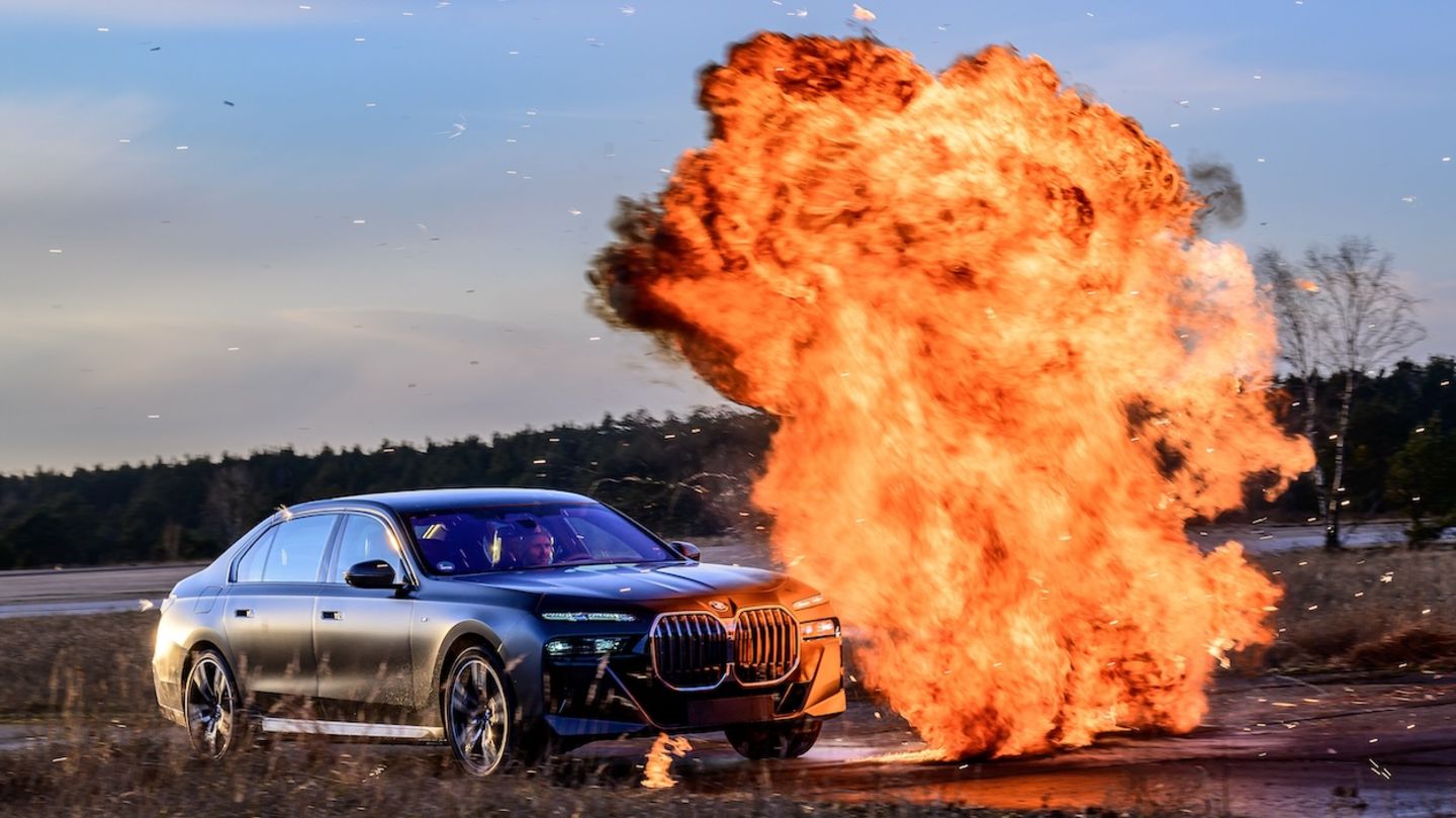 BMW driving training with fireballs: This is how armored limousine training works