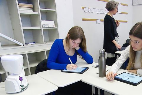 Roboter "Ivy": So kann Pia trotz Krebs am Schulalltag teilhaben