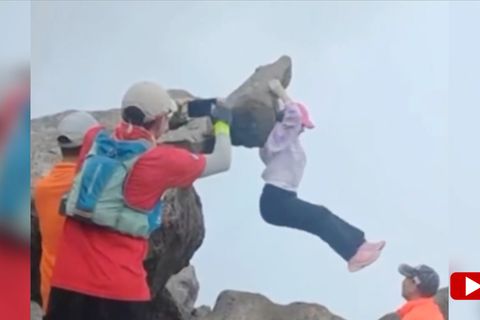 Frau hängt sich für Erinnerungsfoto an einen Felsvorsprung – und stürzt dabei