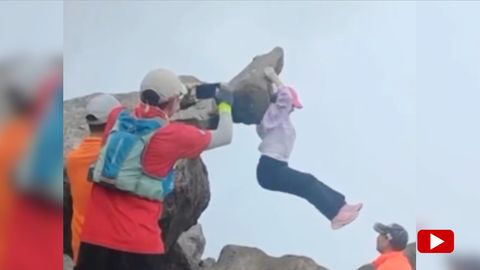 Frau hängt sich für Erinnerungsfoto an einen Felsvorsprung – und stürzt dabei