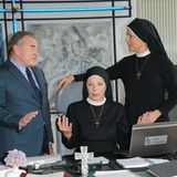 Fritz Wepper (v-l), Nina Hoger und Janina Hartwig bei einer Drehpause.