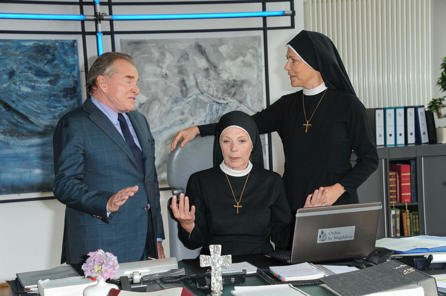 Fritz Wepper (v-l), Nina Hoger und Janina Hartwig bei einer Drehpause.