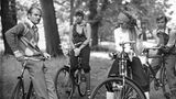 Fritz Wepper, Liza Minnelli, Marissa Berenson und Michael York mit Fahrrädern in der Natur.