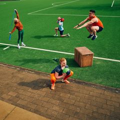 Mehrere Personen bei unterschiedlichen Übungen auf einer Sportanlage