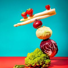 Ein Arrangement aus Gemüse und Früchten, was aufeinander steht