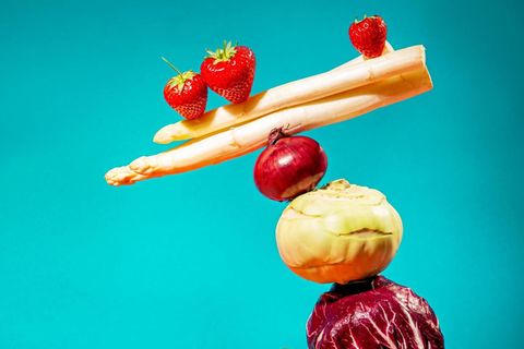 Ein Arrangement aus Gemüse und Früchten, was aufeinander steht