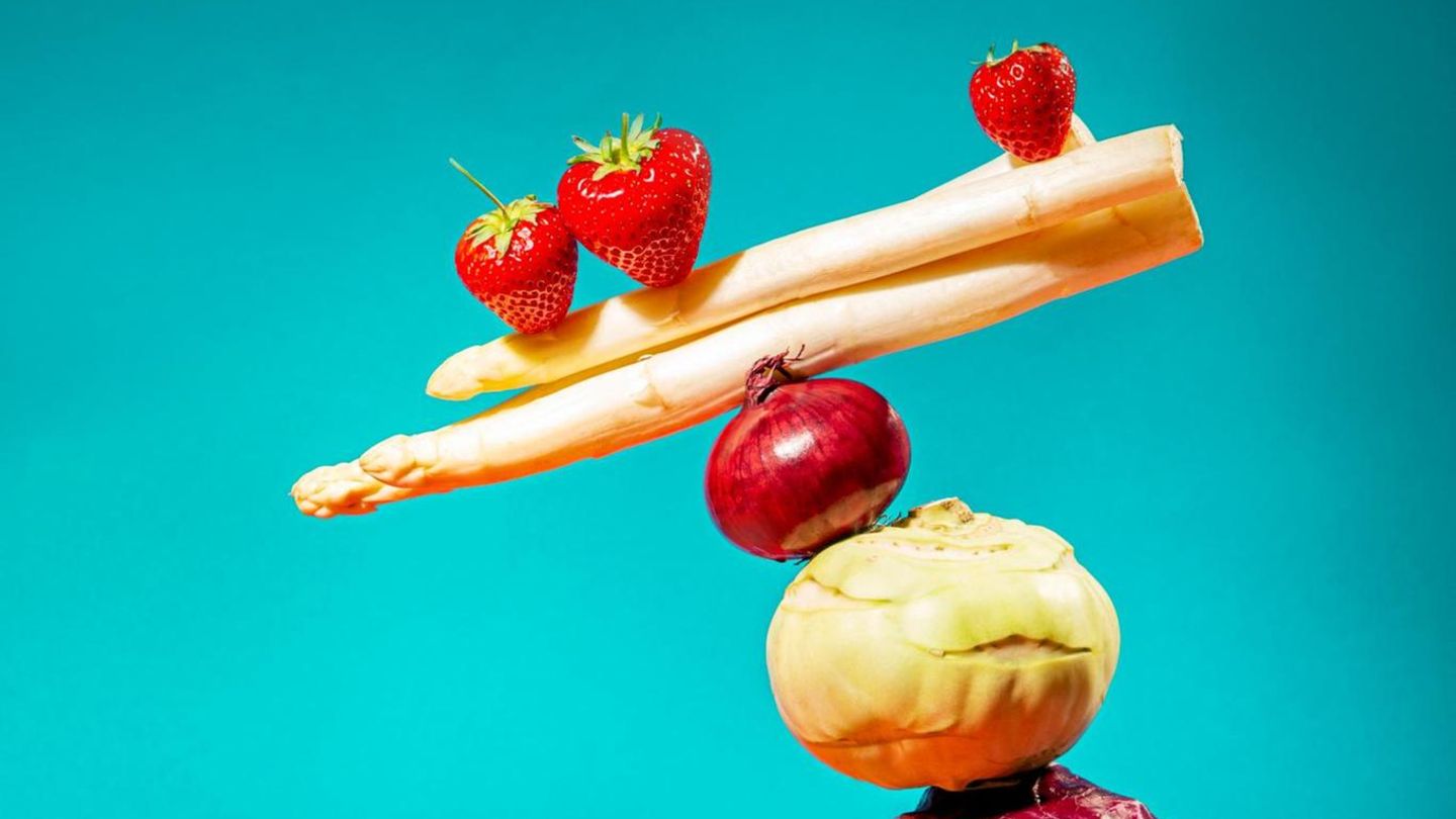 Ein Arrangement aus Gemüse und Früchten, was aufeinander steht