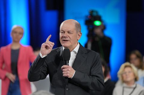 Bundeskanzler Olaf Scholz (SPD) beim Bürgerdialog in Brandenburg