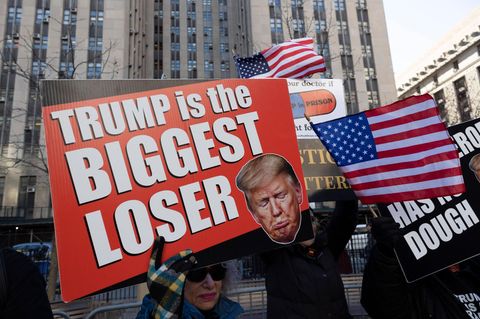 Vor dem Gerichtsgebäude in New York demonstrierten Menschen gegen Donald Trump – einige Milliardäre stehen noch hinter ihm