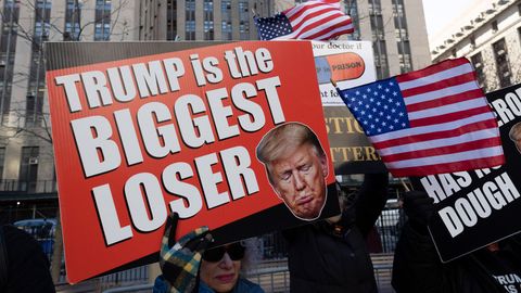 Vor dem Gerichtsgebäude in New York demonstrierten Menschen gegen Donald Trump – einige Milliardäre stehen noch hinter ihm