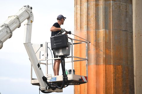 Das Brandenburger Tor in Berlin wurde nach der Farbattacke der Letzten Generation aufwändig gereinigt