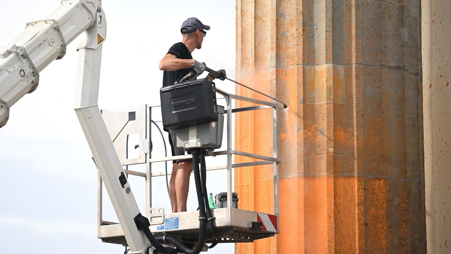 Das Brandenburger Tor in Berlin wurde nach der Farbattacke der Letzten Generation aufwändig gereinigt
