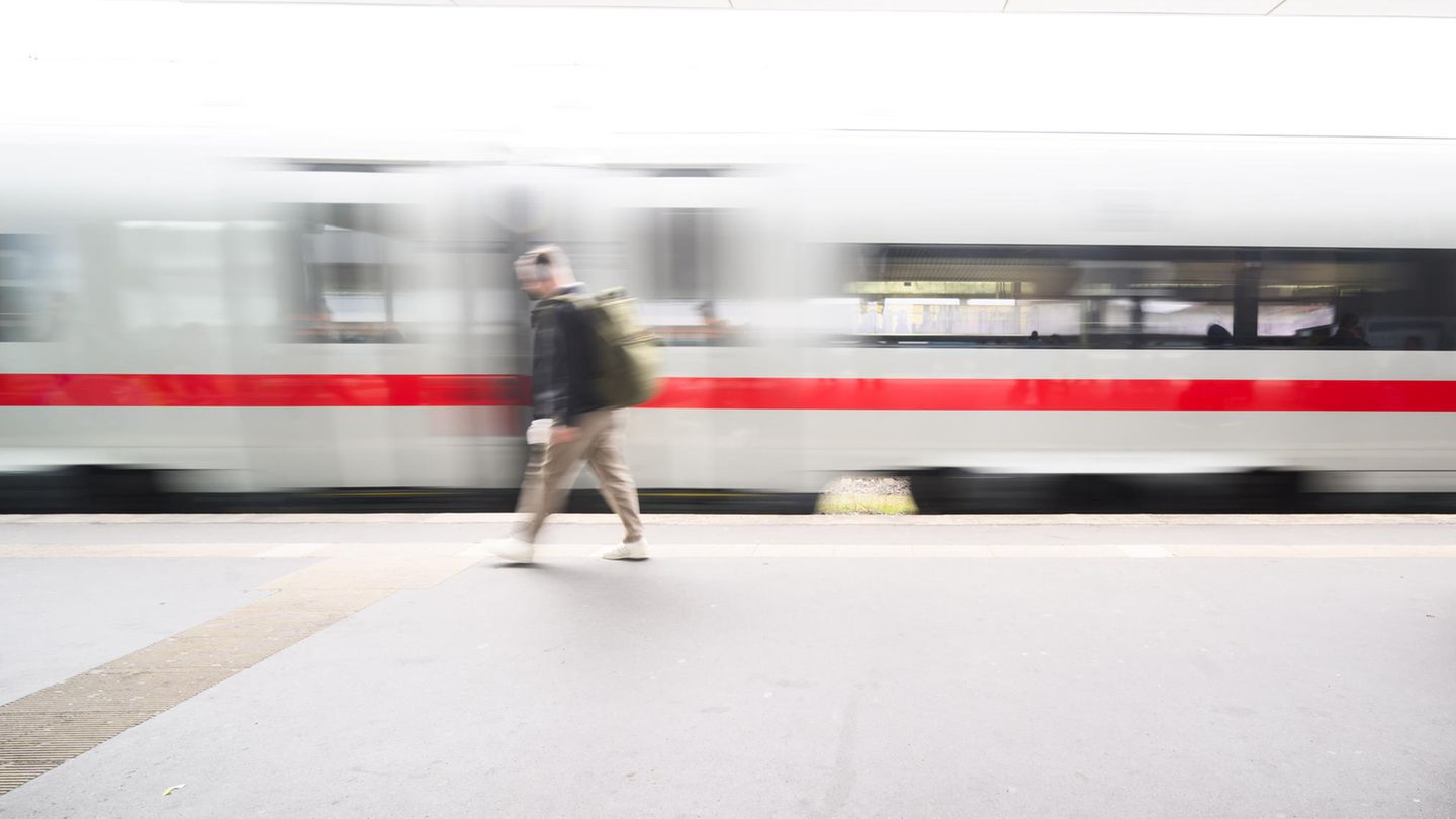 Ein ICE fährt aus einem Bahnhof ab