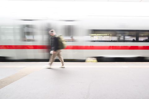 Ein ICE fährt aus einem Bahnhof ab