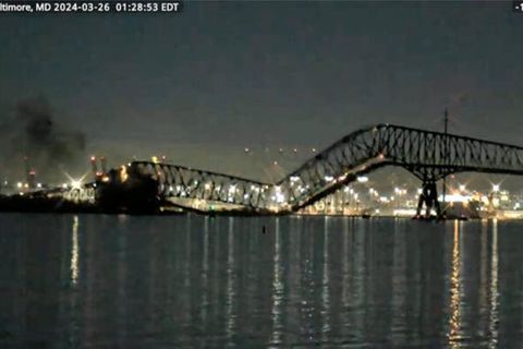 Die Francis Scott Key Bridge bei der Durchfahrt eines Containerschiffs 2005