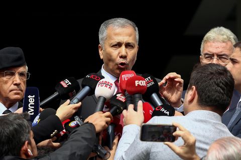 Ali Yerlikaya, Innenminister der Türkei, spricht mit Journalisten