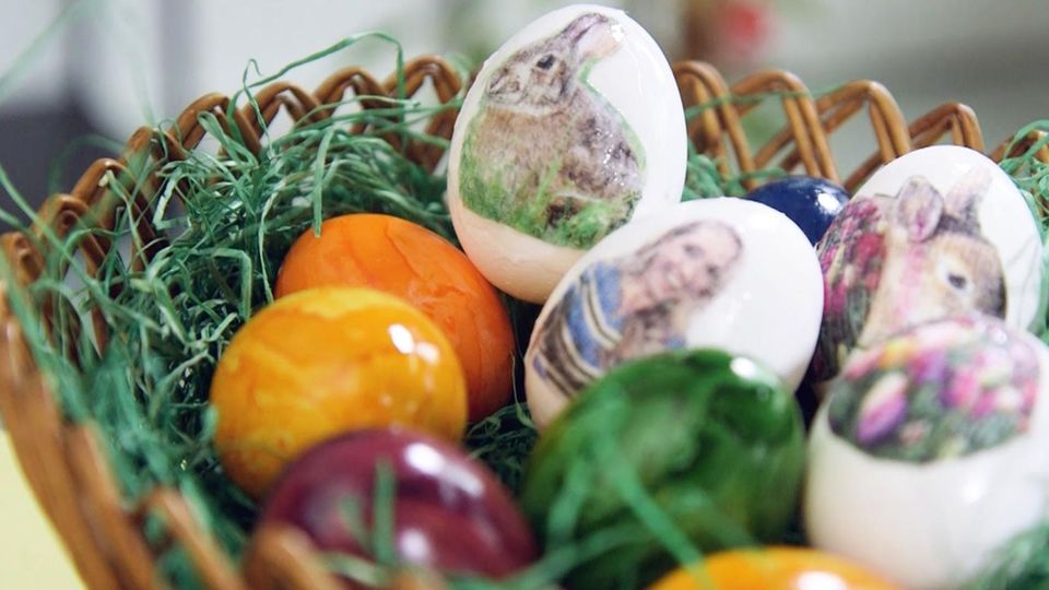 Um den Eierkult zu Ostern ranken sich viele Legenden. Eins steht fest: Heute werden zur Osterzeit mehr Hühnereier gegessen als zu irgendeiner anderen Jahreszeit. Besonders beliebt: Gefärbte, hartgekochte Eier.