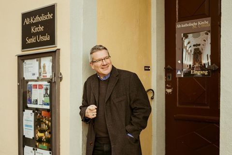 Pfarrer Markus Laibach vor der Kirche