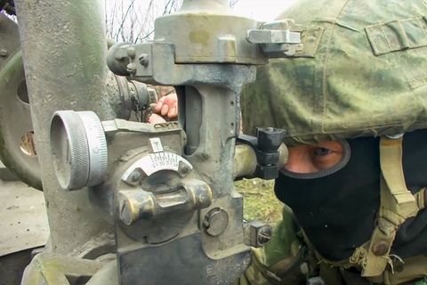 Ukraine: Ein russischer Soldat während eines Kampfeinsatzes im Großraum Donezk