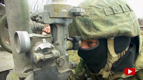 Ukraine: Ein russischer Soldat während eines Kampfeinsatzes im Großraum Donezk