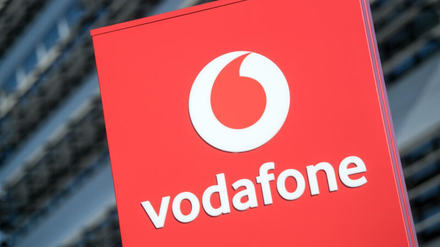 Das Vodafone-Logo steht vor der Vodafone-Deutschland-Zentrale Das Vodafone-Logo steht vor der Vodafone-Deutschland-Zentrale