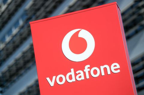 Das Vodafone-Logo steht vor der Vodafone-Deutschland-Zentrale