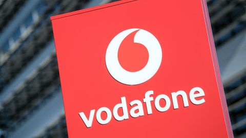 Das Vodafone-Logo steht vor der Vodafone-Deutschland-Zentrale