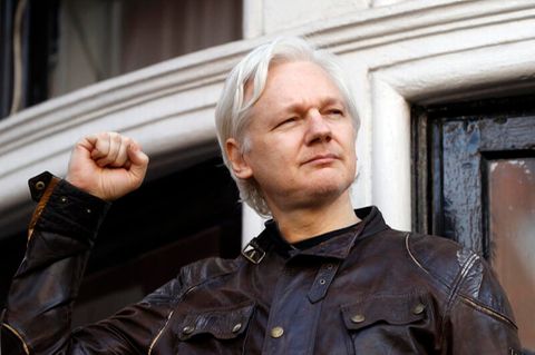 Julian Assange grüßt Unterstützer vor der ecuadorianischen Botschaft in London im Mai 2017