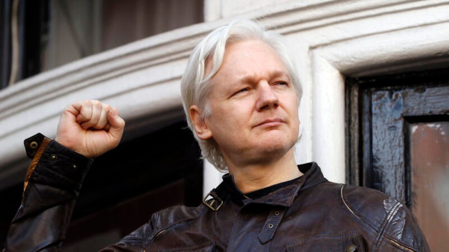Julian Assange grüßt Unterstützer vor der ecuadorianischen Botschaft in London im Mai 2017