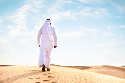 Ein arabischer Mann von hinten in der Wüste