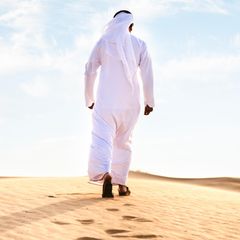 Ein arabischer Mann von hinten in der Wüste