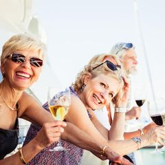 Symbolfoto für Millennials: Menschen mit Getränken auf einem Boot