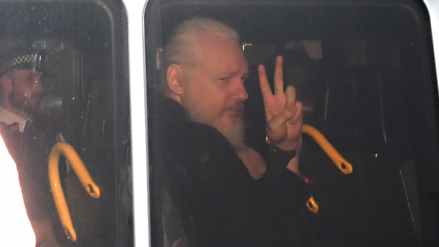 2019  Jetzt passiert, was viele Assange-Unterstützer befürchtet haben: Ecuadors Präsident Lenin Moreno beendet das Asyl für Assange. Angeblich habe Assange die Auflagen "wiederholt verletzt". Nach sieben Jahren in der Botschaft nimmt die britische Polizei ihn im April fest. Im Mai wird der Australier zu 50 Wochen Haft wegen Verstoßes gegen Kautionsauflagen verurteilt. Ende Mai verschärft die US-Justiz ihre Anklage gegen Assange. Dem Wikileaks-Gründer werden nun auch Verstöße gegen Anti-Spionage-Gesetze vorgeworfen. Bei einer Verurteilung drohen ihm bis zu 175 Jahre Gefängnis      