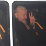 2019  Jetzt passiert, was viele Assange-Unterstützer befürchtet haben: Ecuadors Präsident Lenin Moreno beendet das Asyl für Assange. Angeblich habe Assange die Auflagen "wiederholt verletzt". Nach sieben Jahren in der Botschaft nimmt die britische Polizei ihn im April fest. Im Mai wird der Australier zu 50 Wochen Haft wegen Verstoßes gegen Kautionsauflagen verurteilt. Ende Mai verschärft die US-Justiz ihre Anklage gegen Assange. Dem Wikileaks-Gründer werden nun auch Verstöße gegen Anti-Spionage-Gesetze vorgeworfen. Bei einer Verurteilung drohen ihm bis zu 175 Jahre Gefängnis      