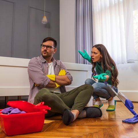 Ein Paar streitet sich beim Putzen