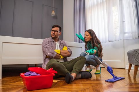 Ein Paar streitet sich beim Putzen