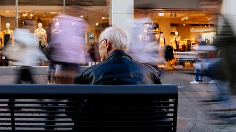 Symbolbild Riester-Verträge: Ein ältere Mann sitzt auf einer Bank