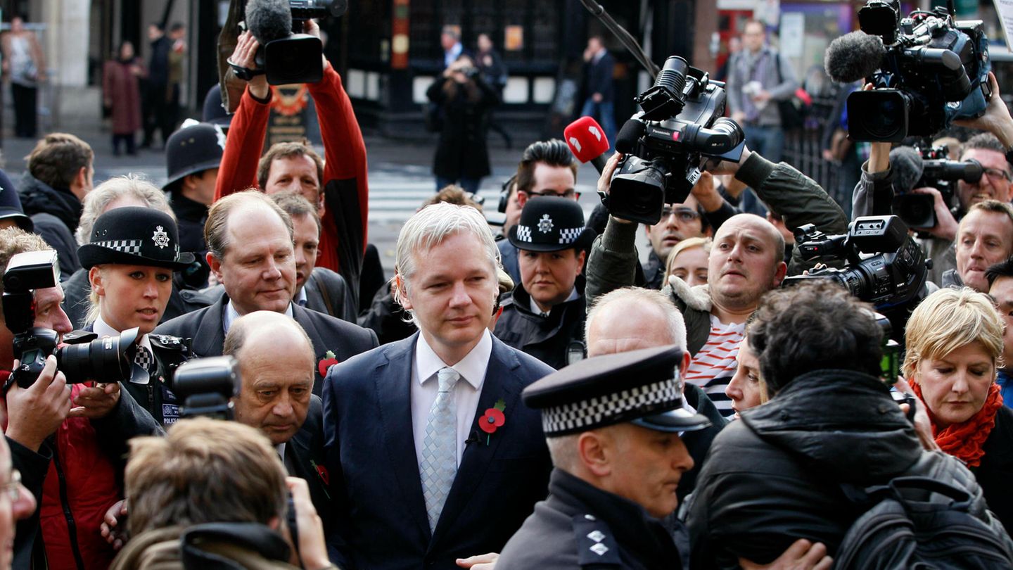 2011  Assange auf dem Weg zu einer Anhörung in London. Im Februar hatte ein britisches Gericht dem schwedischen Auslieferungsantrag stattgegeben. Assange ist besorgt: Er fürchtet, dass Schweden ihn an die USA ausliefern könnte