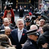 2011  Assange auf dem Weg zu einer Anhörung in London. Im Februar hatte ein britisches Gericht dem schwedischen Auslieferungsantrag stattgegeben. Assange ist besorgt: Er fürchtet, dass Schweden ihn an die USA ausliefern könnte