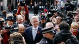 2011  Assange auf dem Weg zu einer Anhörung in London. Im Februar hatte ein britisches Gericht dem schwedischen Auslieferungsantrag stattgegeben. Assange ist besorgt: Er fürchtet, dass Schweden ihn an die USA ausliefern könnte