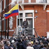 2017  Das Bild zeigt Assange auf dem Balkon der ecuadorianischen Botschaft. Im Mai stellt Schweden die Ermittlungen gegen ihn ein, weil die Vorwürfe nicht ausreichend untersucht und die Schuldfrage nicht geklärt werden konnte, ein Erfolg. Dennoch gibt es auch Kritik an Wikileaks. Ein Jahr zuvor hat die Whistleblower-Plattform tausende mutmaßlich vom russischen Geheimdienst durchgesteckte E-Mails der demokratischen Partei in den USA veröffentlicht und dem Wahlkampf von Präsidentschaftskandidatin Hillary Clinton erheblichen Schaden zugefügt. Wikileaks wird auch vorgeworfen, im Namen der Transparenz Menschen zu gefährden, deren Identitäten die Plattform in den publizierten Dokumenten preisgibt. Im Laufe der Jahre distanzieren sich mehrere Medien und Prominente von Wikileaks