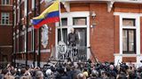 2017  Das Bild zeigt Assange auf dem Balkon der ecuadorianischen Botschaft. Im Mai stellt Schweden die Ermittlungen gegen ihn ein, weil die Vorwürfe nicht ausreichend untersucht und die Schuldfrage nicht geklärt werden konnte, ein Erfolg. Dennoch gibt es auch Kritik an Wikileaks. Ein Jahr zuvor hat die Whistleblower-Plattform tausende mutmaßlich vom russischen Geheimdienst durchgesteckte E-Mails der demokratischen Partei in den USA veröffentlicht und dem Wahlkampf von Präsidentschaftskandidatin Hillary Clinton erheblichen Schaden zugefügt. Wikileaks wird auch vorgeworfen, im Namen der Transparenz Menschen zu gefährden, deren Identitäten die Plattform in den publizierten Dokumenten preisgibt. Im Laufe der Jahre distanzieren sich mehrere Medien und Prominente von Wikileaks
