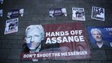 2021  Im Januar entscheidet das zuständige Londoner Gericht, dass Assange nicht in die USA ausgeliefert werden darf. Wegen der strikten Haftbedingungen in den Vereinigten Staaten bestehe das "beträchtliche" Risiko, dass sich Assange im Gefängnis das Leben nehmen könnte. Die US-Regierung legt Berufung ein. Im Dezember gibt der High Court in London der US-Seite Recht und hebt das Auslieferungsverbot auf. Kurz darauf gibt Assanges Verlobte Moris bekannt, dass der Wikileaks-Gründer Ende Oktober einen leichten Schlaganfall erlitten habe