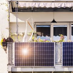 Balkonkraftwerk kaufen und Strom selbst erzeugen: Ein Solarmodul im Sonnenschein