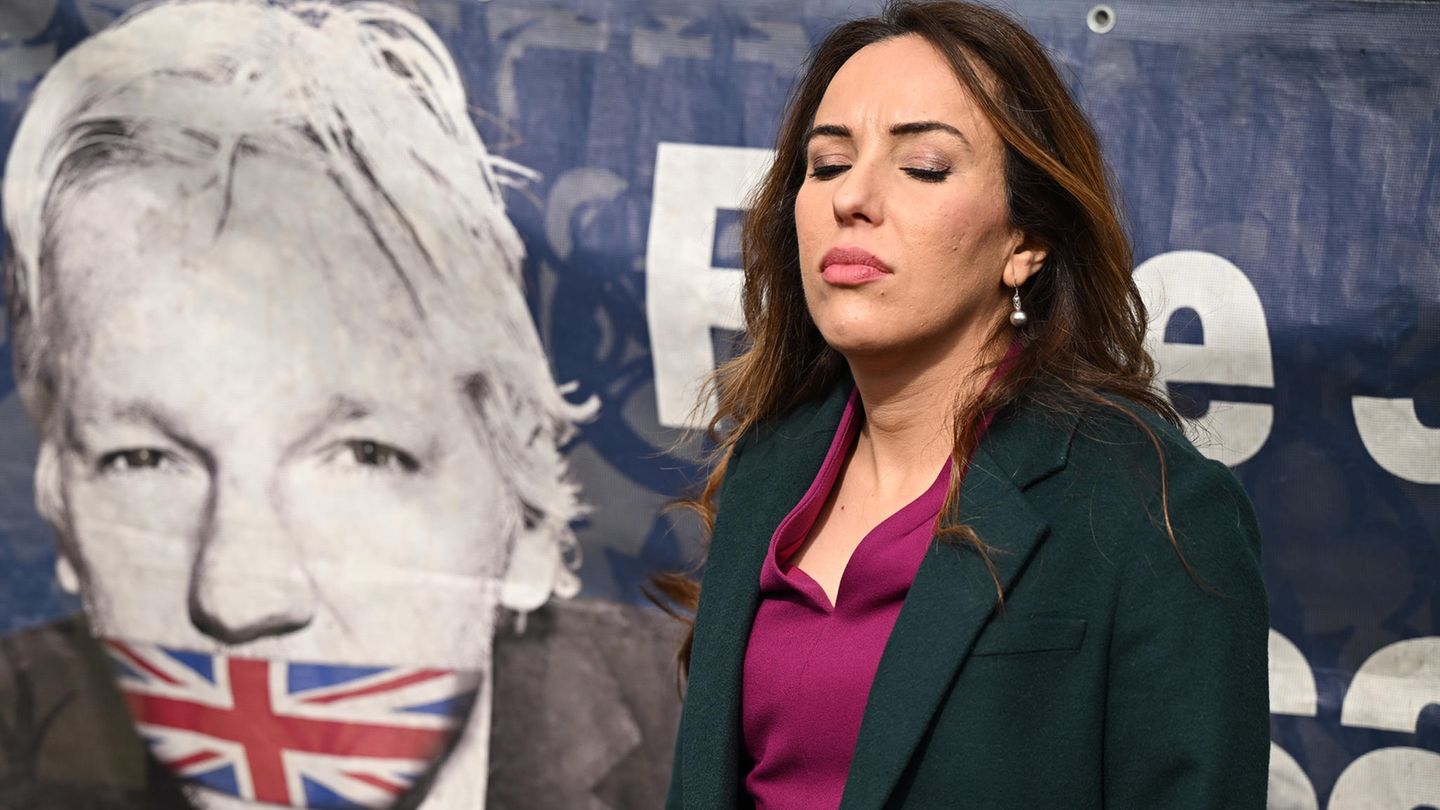 2022  Assange zieht im Januar vor den Supreme Court in London. Am 14. März entscheidet der Oberste Gerichtshof jedoch, sich nicht mit dem Berufungsantrag des Australiers gegen seine Auslieferung zu befassen. Am 23. März heiraten Assange und Moris. Sie geben sich im Hochsicherheitsgefängnis Belmarsh im Süden Londons das Jawort. Am 20. April erlässt der Westminster Magistrates Court schließlich einen Auslieferungsbeschluss. Am 17. Juni unterzeichnet Innenministerin Priti Patel die entsprechende Anweisung zur Auslieferung. Dagegen legt Assange Anfang Juli Berufung ein