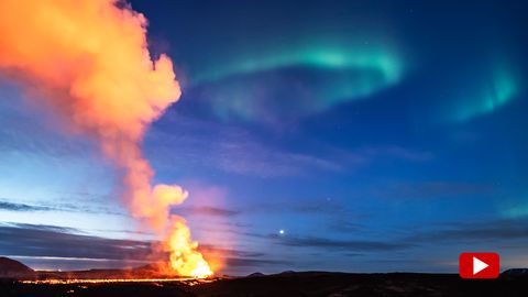 Island: Zauberhafte Natur – Polarlichter tanzen um brodelnden Vulkan auf Island